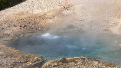 黄石公园的绿柱石泉特写