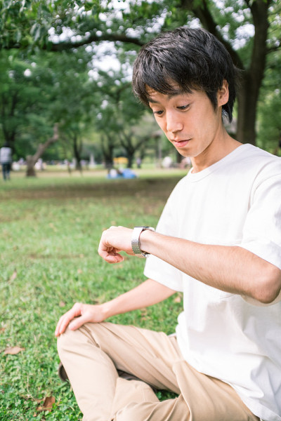 男人惊讶地看着手表