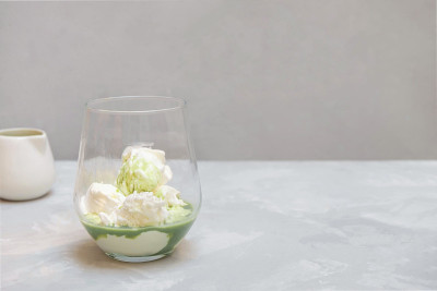 抹茶(绿茶)affogato甜点在中性灰色背景