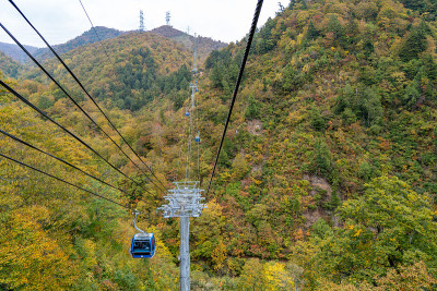 在秋叶季节，从龙多拉(Naeba-Tashiro Gondola)看到的山脉和山谷。
