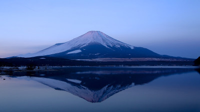 冬日黎明时分的富士山