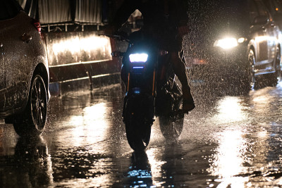 雨落在城市的街道上