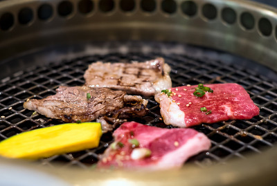 生牛肉片的格栅烧烤或日本风格的yakiniku