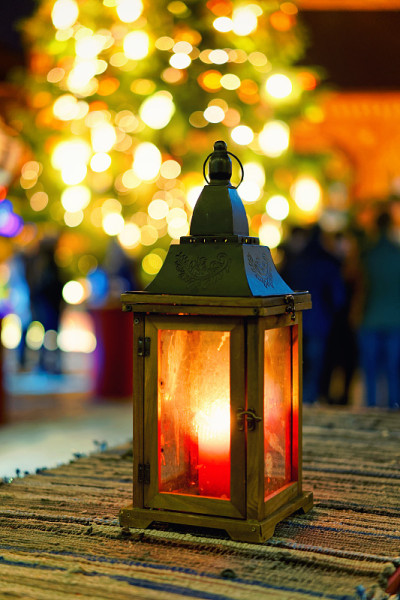 里加圣诞市场上的夜灯