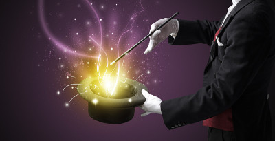 魔术师用手从圆筒里变出奇迹