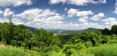 从烟囱岩石山的湖的全景