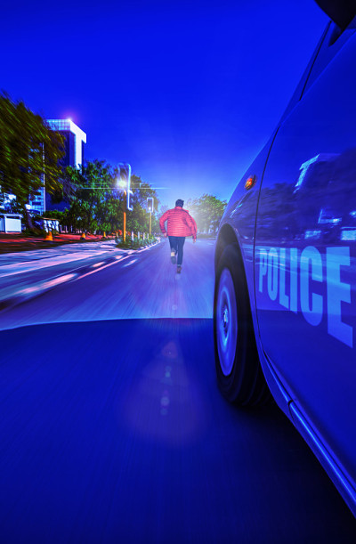 警车在夜间通过交通灯超速行驶