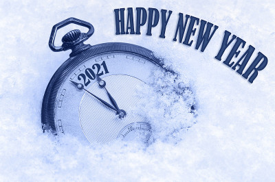 2021年新年快乐，2021年新年贺卡，怀表在雪中，英文短信