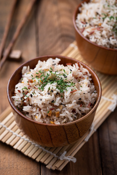 蔬菜和谷物炒饭