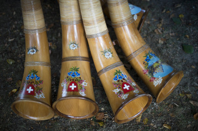 Alphorn_AlphörnermitWappen_Volksfest