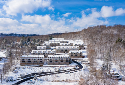 在摩根镇冬天的雪中观看作弊湖