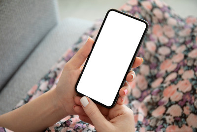 女人在多色衣服拿着手机与隔离屏幕