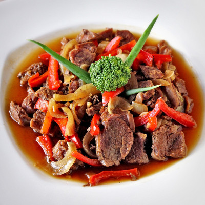 红烧牛肉和红辣椒