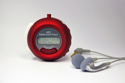 带有耳机的现代MP3音频播放器