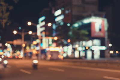 模糊的城市夜景。