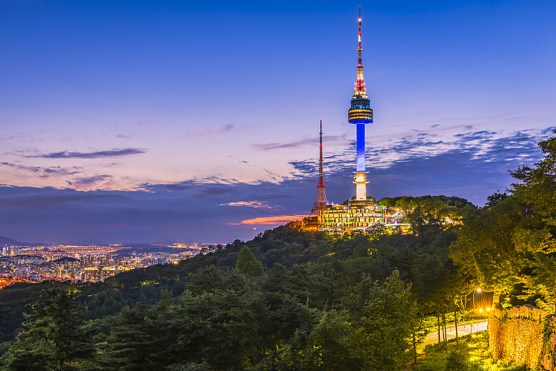 韩国首尔南山大厦的日落。