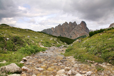 美丽的白云岩全景，小溪