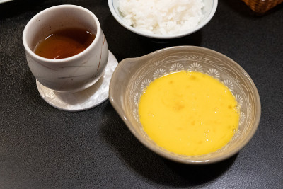 俯视图生蛋原料烹饪suki在日本餐厅。