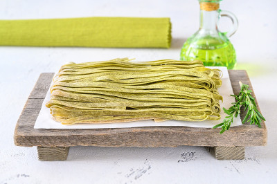 鲜迷迭香菠菜宽面条