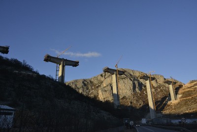 在黑山波德戈里察附近的山谷上建造一座桥