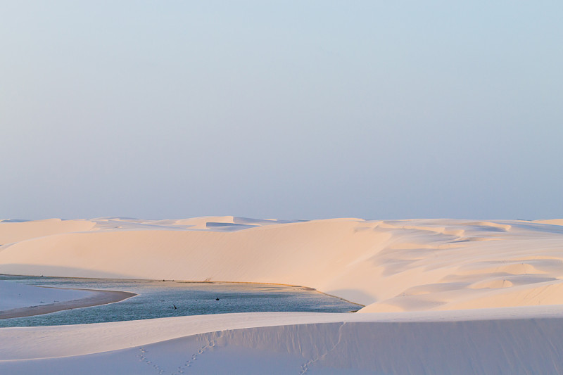 白色沙丘全景从Lencois Maranhenses国家公园，巴西。