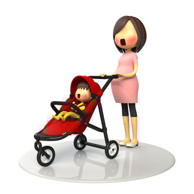 孕妇和婴儿在婴儿车里