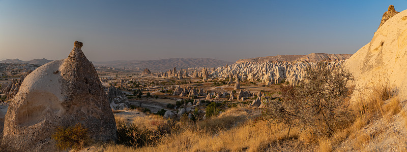 卡帕多西亚日落时风景如画的全景，令人惊叹的土耳其，山脉和岩层，大型图像，戈雷米国家公园，爱谷，露天博