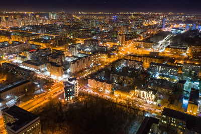 现代城市夜景鸟瞰图。夜晚街道上明亮的灯光。叶卡捷琳堡。俄罗斯