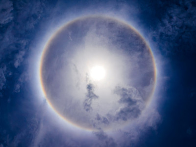 蓝天上的太阳晕现象