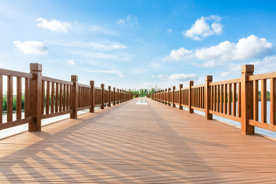 空的木板路和美丽的云在城市公园