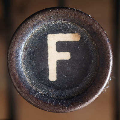 字母F