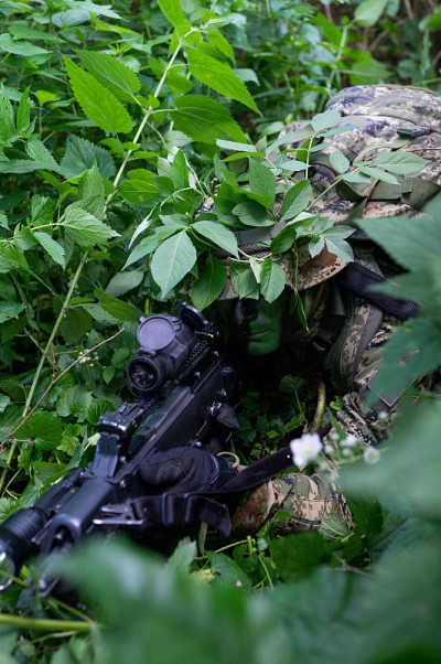 侦察部队士兵在森林伪装