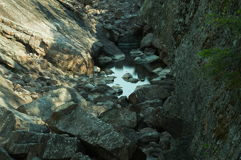 岩石干河。干涸的河道中有岩石和水