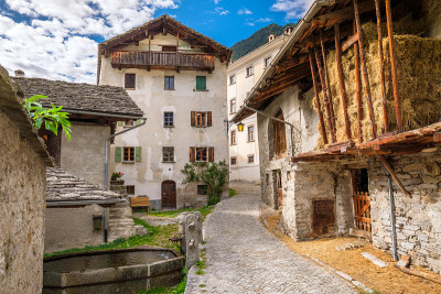 徒步旅行时穿过Soglio村(Graubünden，瑞士)