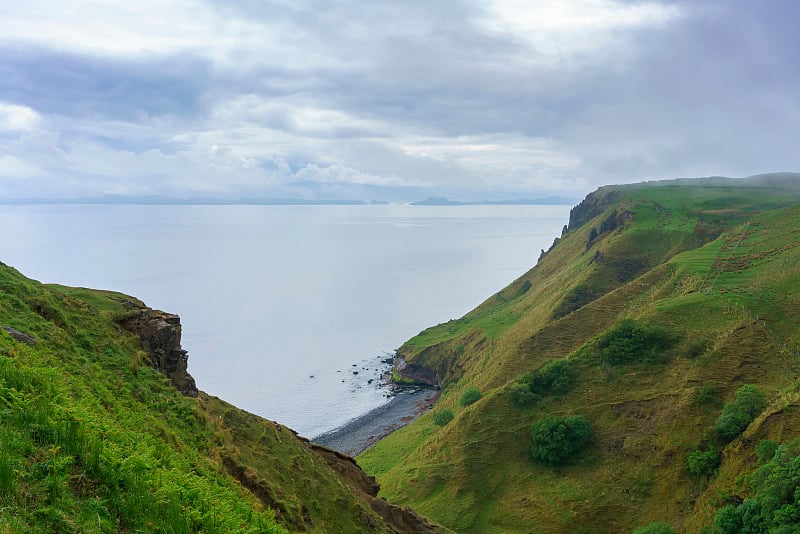 美丽迷人的风景Lealt峡谷和悬崖边缘，斯凯岛，苏格兰