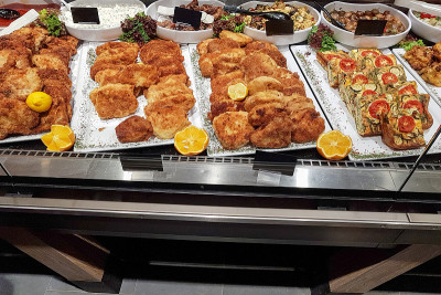 肉品部有猪排和新鲜香肠。