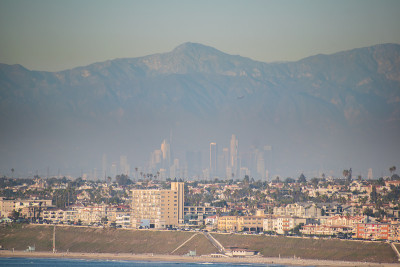 日落时分，从Rancho Palos Verdes的海岸线看洛杉矶市中心