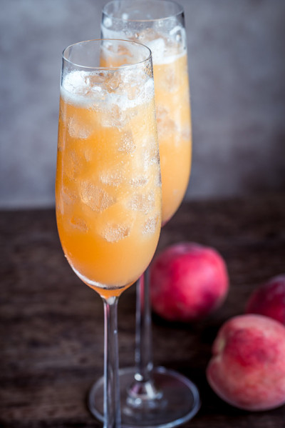 两杯贝里尼鸡尾酒配新鲜桃子