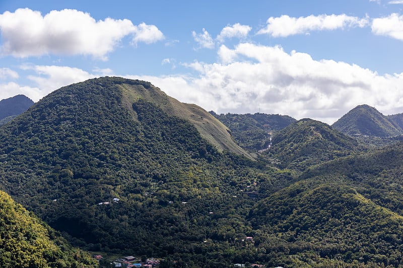 苏弗里埃尔，圣卢西亚，西印度群岛-看到山脉和火山的烟雾