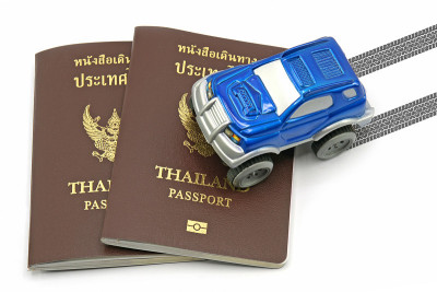 泰国护照和蓝色四轮驱动旅游概念车