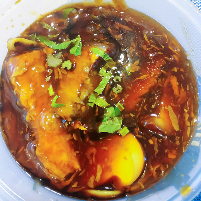 美味的当地面条烹饪与切碎的欧芹