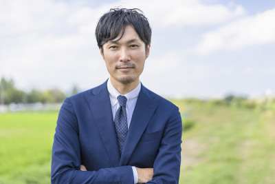 一个穿着外套的男人