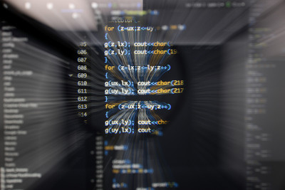 真正的c / c++代码开发屏幕。编程工作流抽象算法概念。行c / c++代码在放大镜头下可见的运动