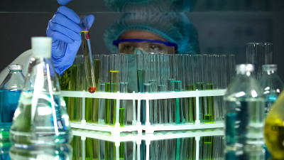 实验室助理检查实验反应，化学开发，科学