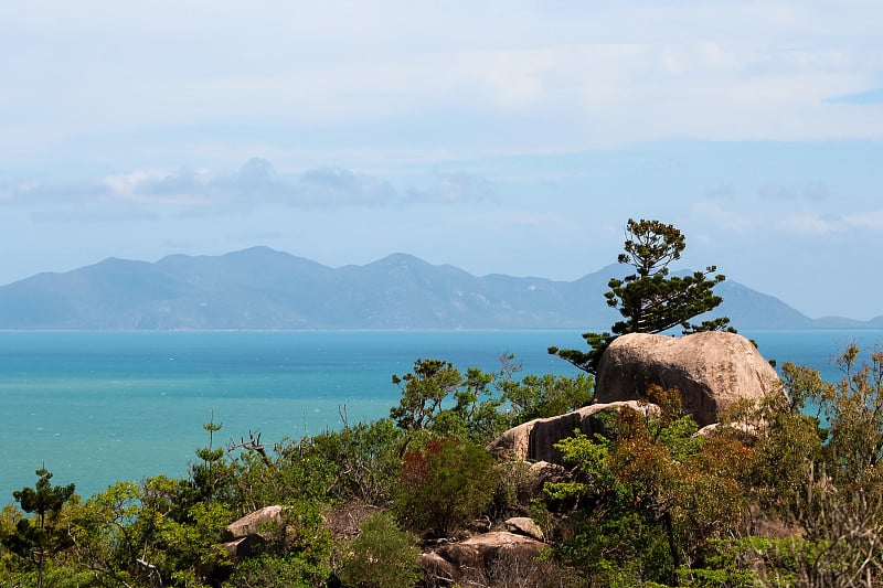 在磁岛的顶部徒步旅行，看到蓝色的海洋和绿色的植被(磁岛，汤斯维尔，澳大利亚昆士兰)