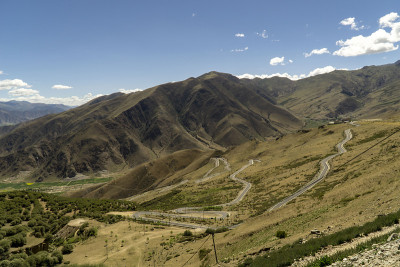 拉萨原为西藏，现为中国甘丹寺山全景