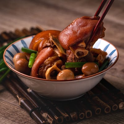 用筷子夹在碗里吃台湾菜猪蹄