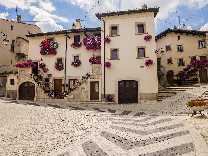 意大利中部Abruzzo，美丽的Pescocostanzo村，有着典型建筑风格的花村