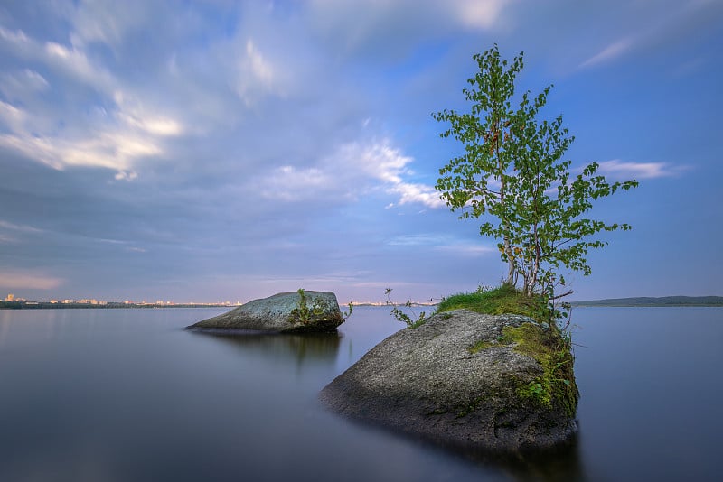 沉思的景观与纹理前景，长时间曝光