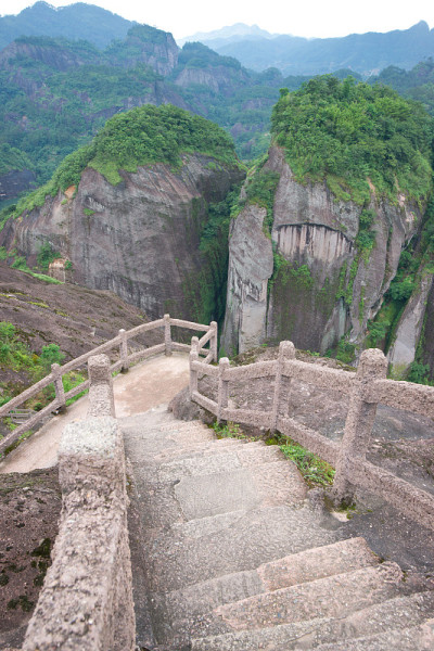 有山景的小径